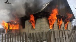 Пьяная бабушка оставила свою 4-летнюю внучку в горящем доме в Днепре