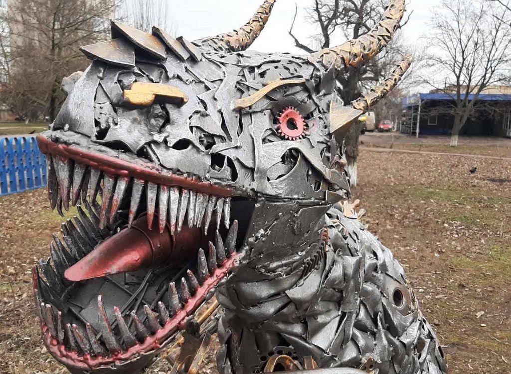 Одним шедевром больше: в Запорожской области создали динозавра из металла (ФОТО)