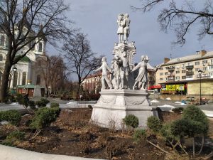 В Запорожье дожди и снег смыли свежую отделку в сквере Пионеров: реакция власти (ФОТО, ВИДЕО)
