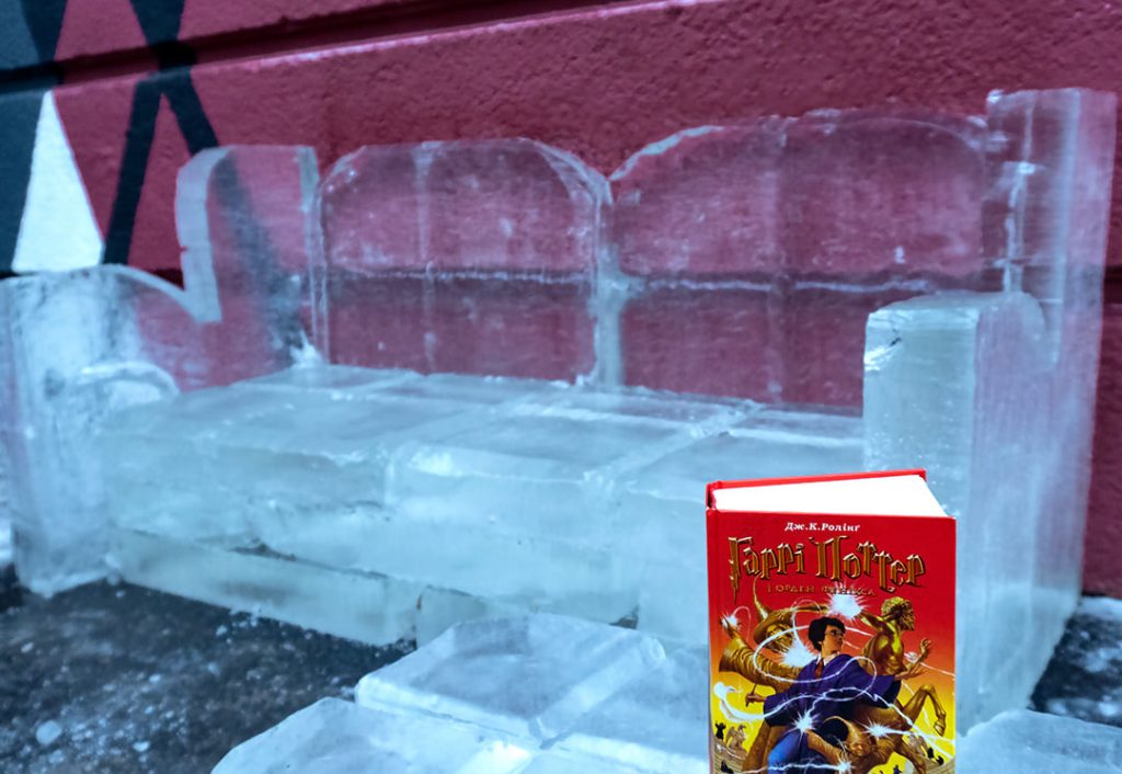 Кресла из льда: возле библиотек в Запорожье появились необычные фотозоны