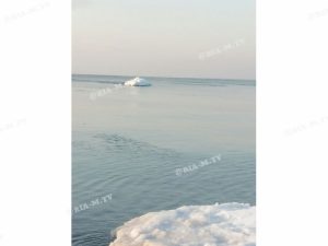 На Азовском море заметили дрейфующий “айсберг” (ВИДЕО)