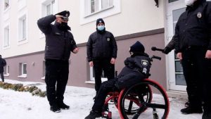 Это была его мечта: умирающего от рака мальчика “приняли” в ряды полиции (ВИДЕО)
