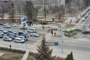 Множество пострадавших: в Харькове КамАЗ влетел в пассажирский автобус (ФОТО, ВИДЕО)