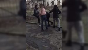 На коленях просила прощения: школьницы избивали сверстницу в Днепропетровской области (ВИДЕО)
