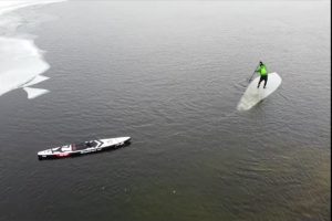 Запорожец сплавился по Днепру на SUP-доске из льда (ВИДЕО)