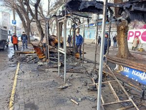 В центре Запорожья дотла сгорела остановка (ВИДЕО, ФОТО)