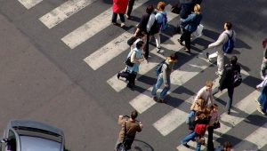 На волоске от трагедии: в Запорожской области засняли, как сигналом спасли пешехода (ВИДЕО)