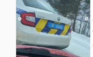 Блогер из Запорожья заснял на видео, как врезался в авто полиции на трассе