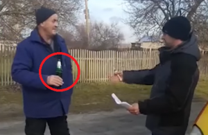 В Запорожье газовщики приехали отрезать газ с пивом (ВИДЕО)