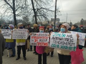 В Запорожье пенсионеры требуют от Буряка вернуть льготный проезд в общественном транспорте (ФОТО)