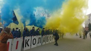 “Нет коллаборантам”: в Запорожье под мэрией передали требования депутатам и жгли файеры (ФОТО, ВИДЕО)