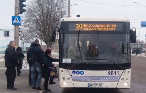 В Запорожье водитель муниципального автобуса грубо нарушил ПДД на проспекте (ВИДЕО)