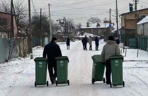 Пример для Запорожья: как вывозят мусор в частном секторе Житомира (ФОТО)
