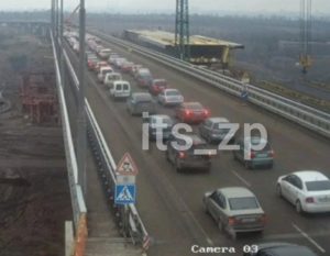В Запорожье засняли первую серьезную пробку на новом мосту (ВИДЕО)