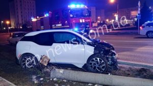В Запорожской области девушка на BMW перекрыла дорогу сваленным столбом (ФОТО)