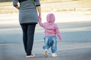 В Запорожье мать вела детей через дорогу и едва не спровоцировала трагедию (ВИДЕО)