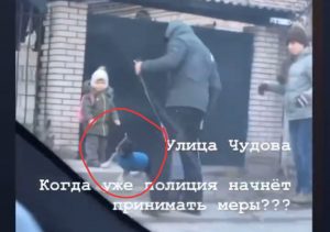 В Запорожье пара при детях избивала ногами собак на поводке (ВИДЕО)