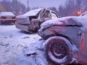 Вылетела на “встречку”: в Запорожье момент серьезного ДТП попал на видео