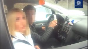 В Запорожье патрульные срочно сопроводили к больнице авто с ребенком (ВИДЕО)