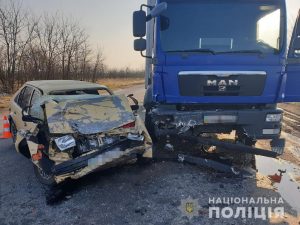 В Запорожской области на трассе легковушку протаранила фура: личность погибшего устанавливают (ФОТО)