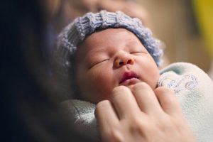 Страдала депрессией: в Запорожье пропала женщина с младенцем (ФОТО)
