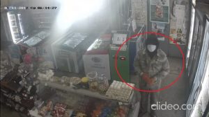 Маска – в помощь: в Запорожской области камера засняла дерзкое ограбление магазина (ВИДЕО)