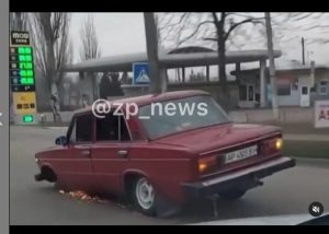 Водитель ехал по оживленной трассе без одного колеса в Запорожской области (ВИДЕО)