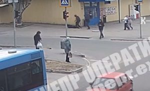 17-летний парень упал на асфальт и умер: клиническую смерть засняли на видео в Днепре