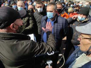 Протестующие окружили главу “Запорожгаза” и завалили вопросами (ФОТО, ВИДЕО)
