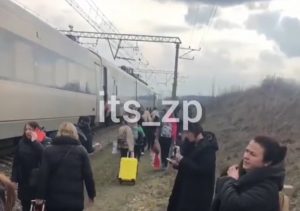 Многие опаздывают в аэропорт: что происходит на месте крушения “Интерсити” (ВИДЕО)