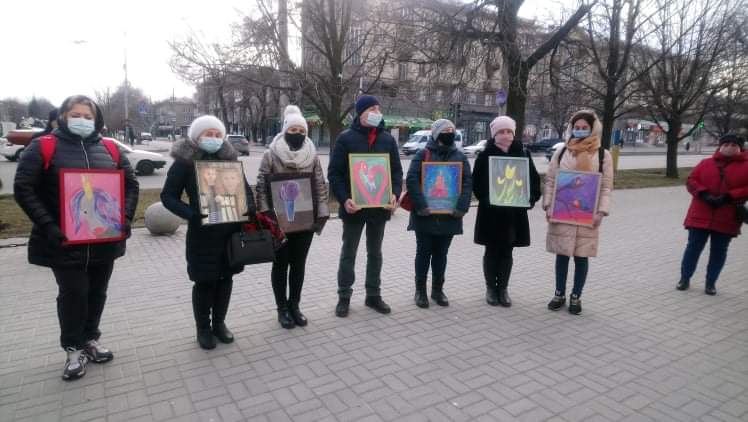 В  Запорожье отец  погибшей в «Дубовке» девочки собрал митинг возле мэрии (ФОТО)