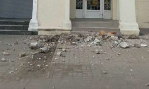 “Град” из кирпичей выпал на оживленной улице в Запорожье (ФОТО)