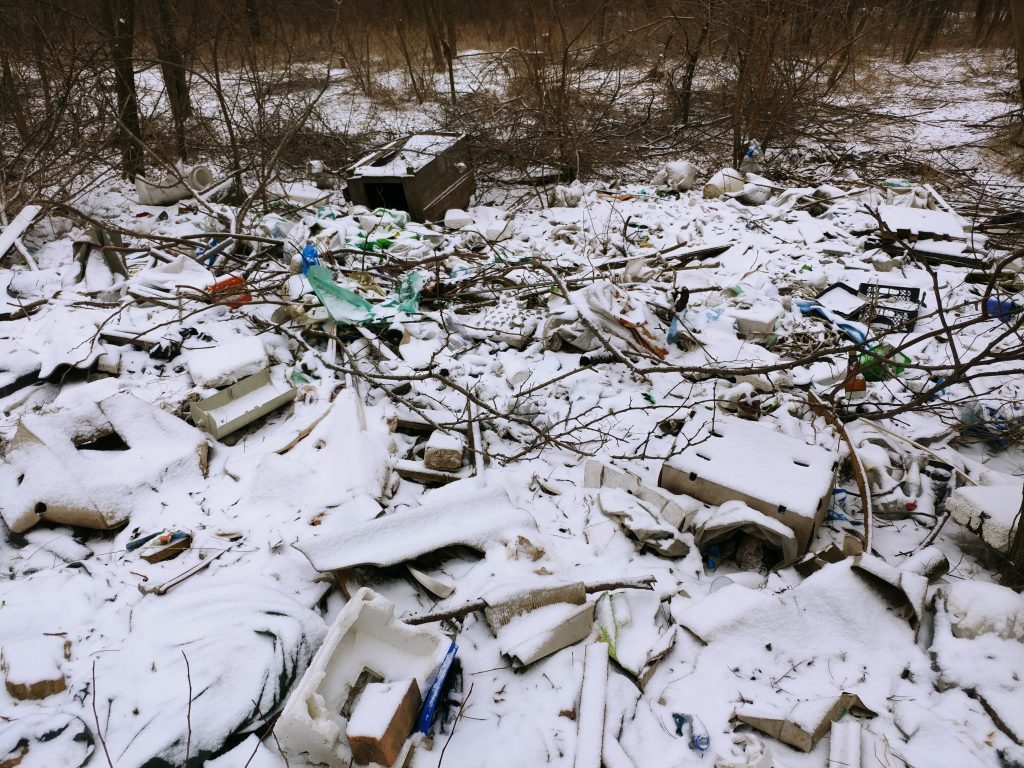 В Запорожье чиновники отчитались о ликвидации свалки, но не убрали мусор (ФОТО)