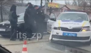 В Запорожье полицейский автомобиль попал в ДТП: момент – на ВИДЕО