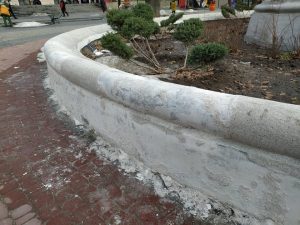 В Запорожье восстанавливают недавно  обновленную клумбу (ФОТО)