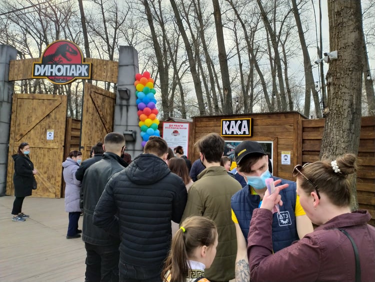 Пока в Запорожье закрывают детские площадки, возле «Динопарка» огромные очереди (ВИДЕО)