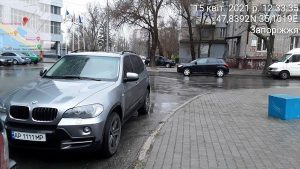 В Запорожье инспекция по парковке наказывает “многоуважаемых людей”: подборка ФОТО