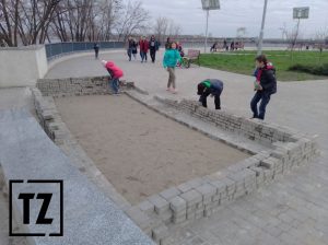 В Запорожье дети соорудили “постройку” из тротуарной плитки, уложенной в 2020 году (ФОТО)
