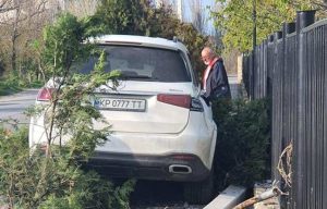 В Запорожской области Mercedes “уложил” столб (ФОТО)