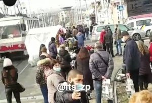 В Запорожье рыночники перекрыли движение трамваев (ВИДЕО)