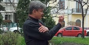 В Киеве засняли похождения пьяного священника: его забрала полиция (ВИДЕО)