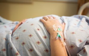 Три недели на ИВЛ: в Днепре умерла роженица с COVID-19, ребенка спасли
