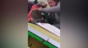 Закарпатская учительница схватила за волосы ребенка и трясла его из-за ошибки в тетради (ВИДЕО)