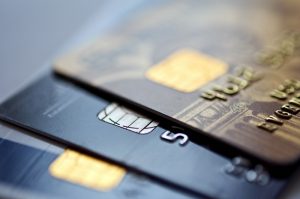 Приватбанк и Ощадбанк введут плату на обслуживание карт и счетов