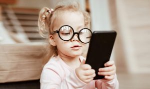 Что происходит с глазами, если долго смотреть в монитор или смартфон: ответ экспертов