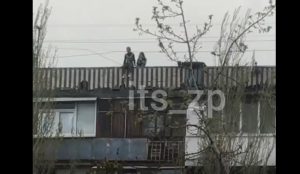 В спальном районе Запорожья подростки устроили опасную съемку (ВИДЕО)