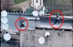 Дети катались на скейте на крыше многоэтажки в Запорожье (ВИДЕО)