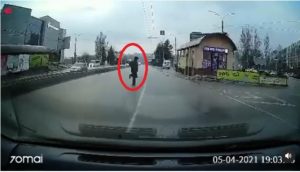 В Запорожье пешеход решил перебежать проспект во время движения авто (ВИДЕО)
