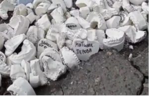 В Запорожье яму на дороге наполнили слепками челюстей (ВИДЕО)