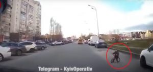 Малыш едва не угодил под колеса авто: в сеть попало видео из Киева